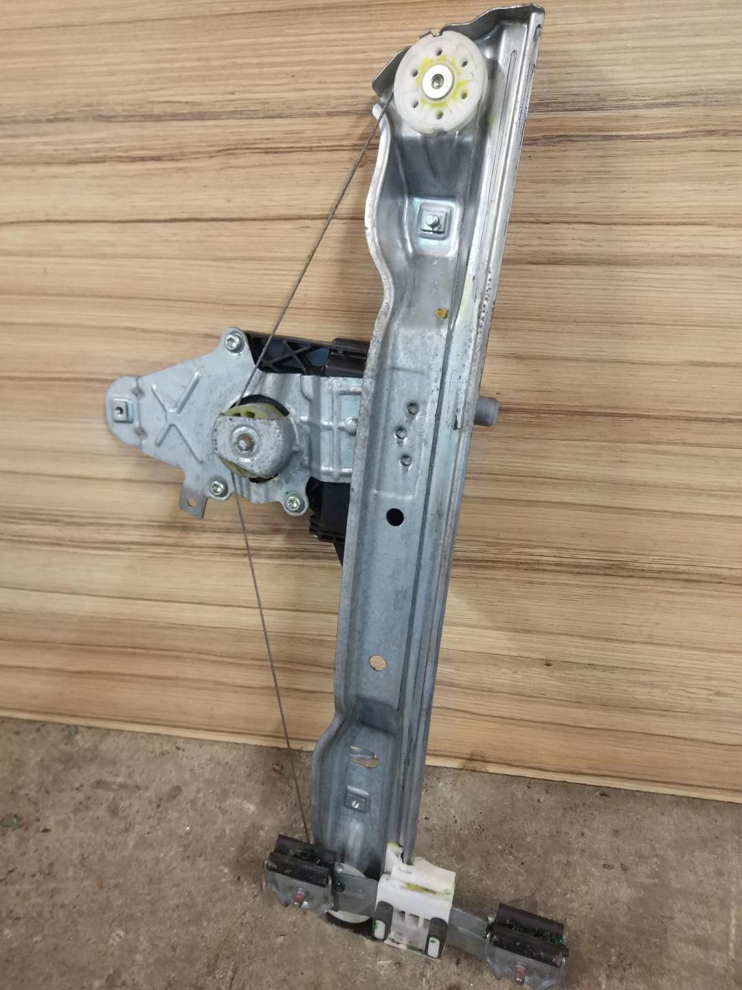 моторчик стеклоподъемника задний левый Opel Meriva 2 поколение (B) 2012, 1.7 л., дизель, МКПП, минивэн - фото №1