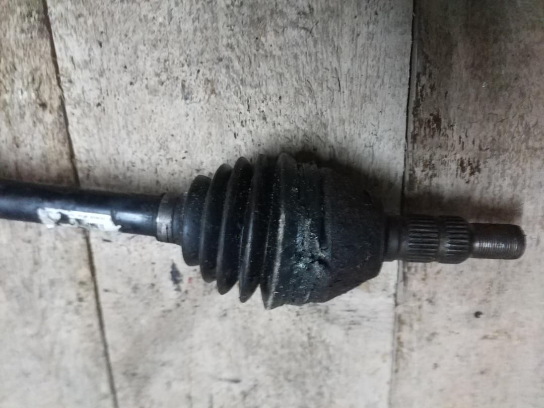 полуось передняя левая (приводной вал, ШРУС) Opel Insignia 1 поколение (A) 2010, 2.0 л., дизель, хетчбэк 5 дв. - фото №1