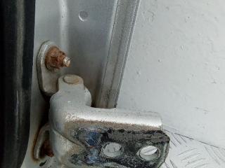 петля двери Nissan Versa C11 2008