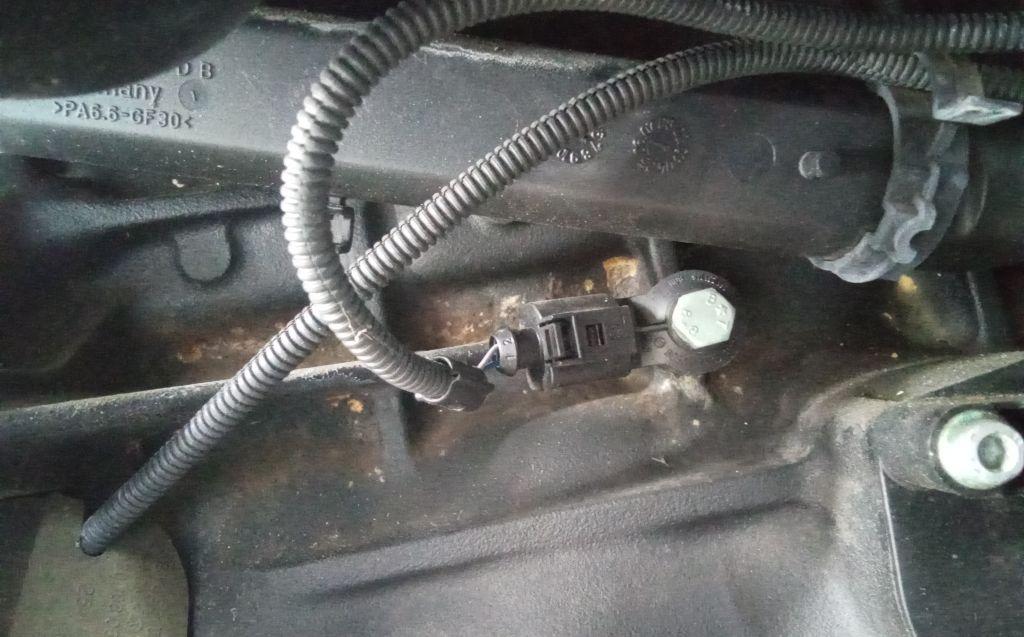 датчик детонации Volkswagen Golf 4 поколение 2003, 1.6 л., бензин, МКПП - фото №1