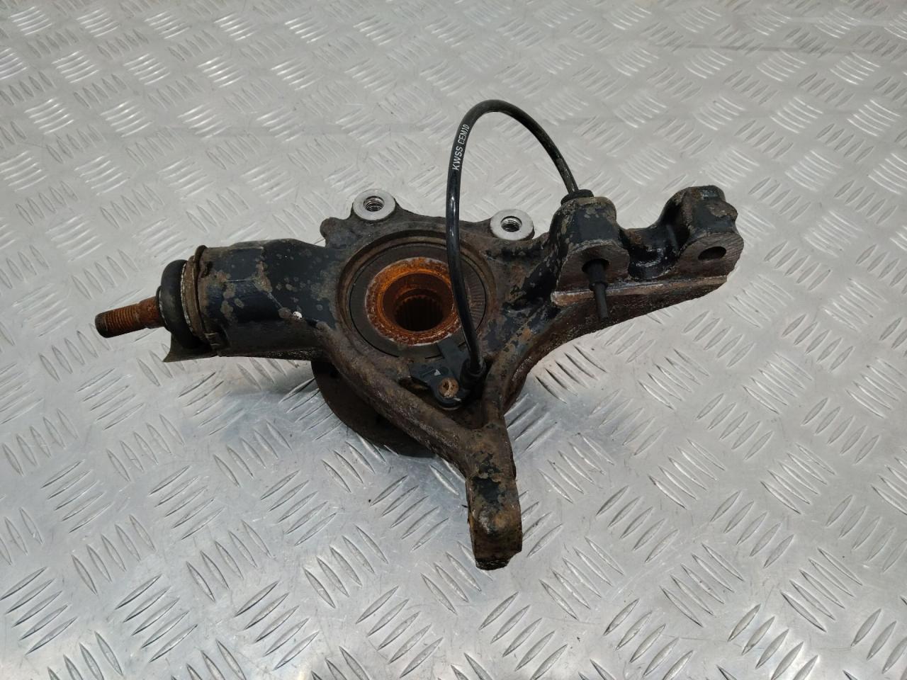 кулак поворотный правый Peugeot Partner 2 поколение (B9) 2010, 1.6 л., дизель - фото №1