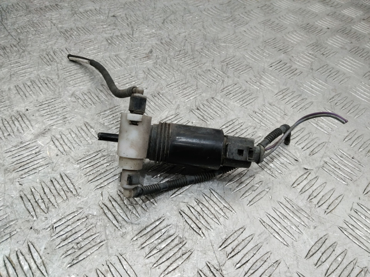 насос (моторчик) омывателя стекла Mercedes-Benz A-Класс W176 2013 - фото №1