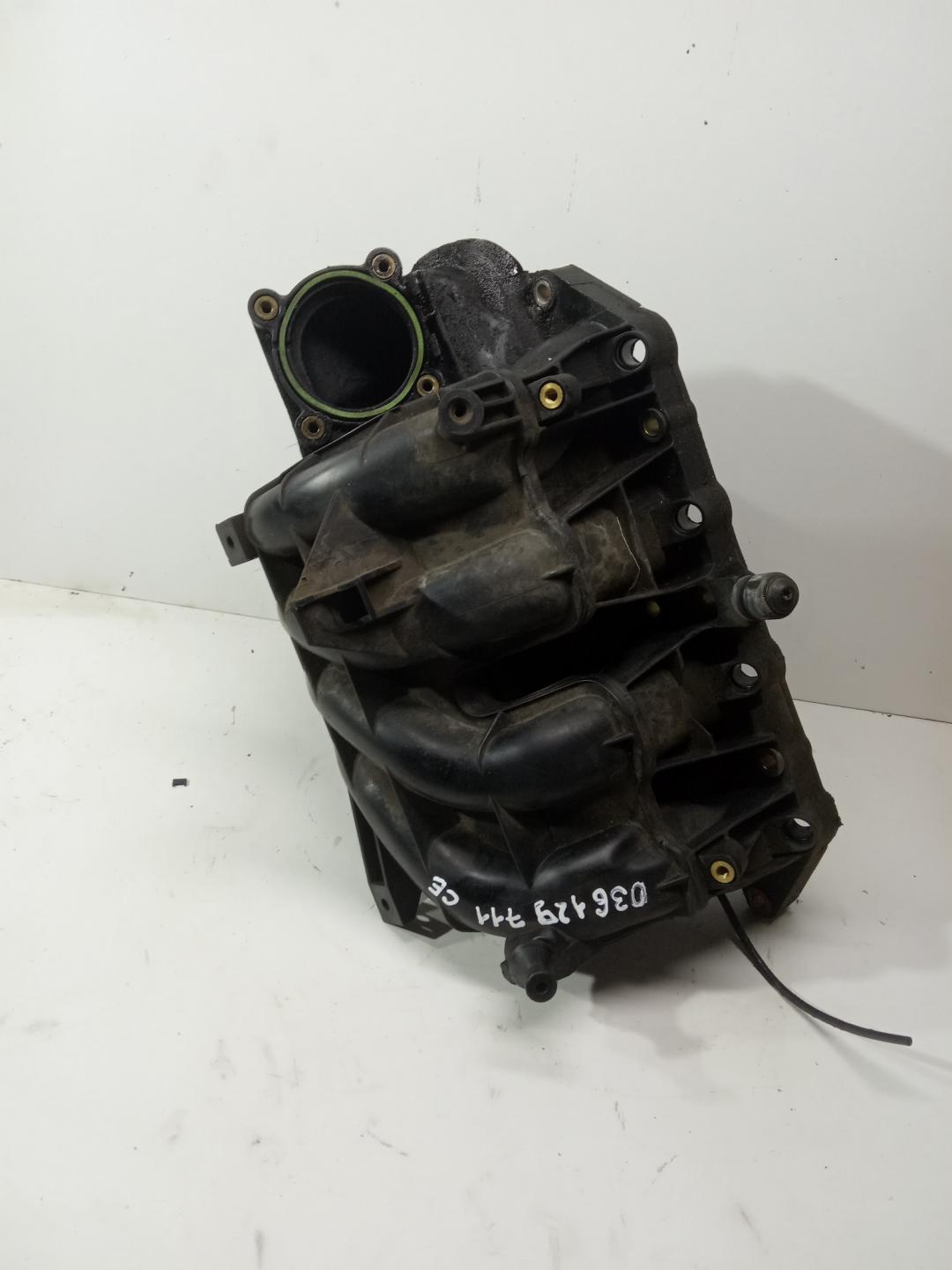 коллектор впускной Volkswagen Golf 4 поколение 1999, 1.4 л., бензин, хетчбэк 5 дв., 036129711CE - фото №1