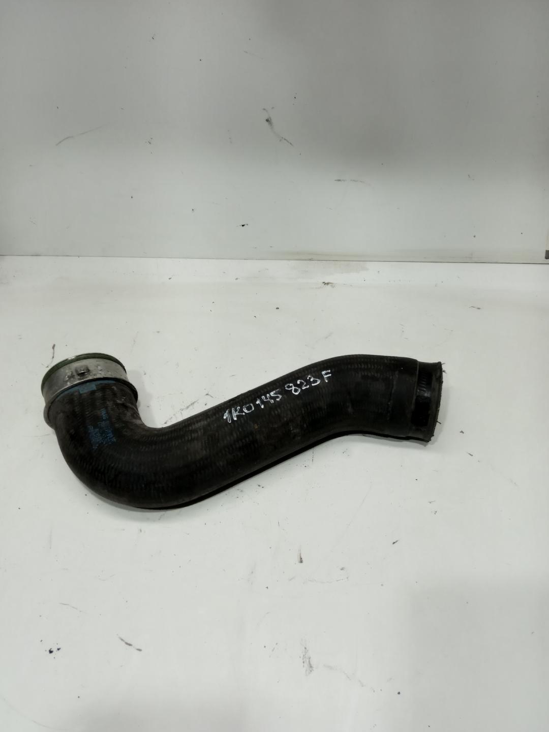 патрубок интеркулера Volkswagen Passat B6 2009, 1.4 л., бензин, 1K0145832F, 1K0145762T - фото №1