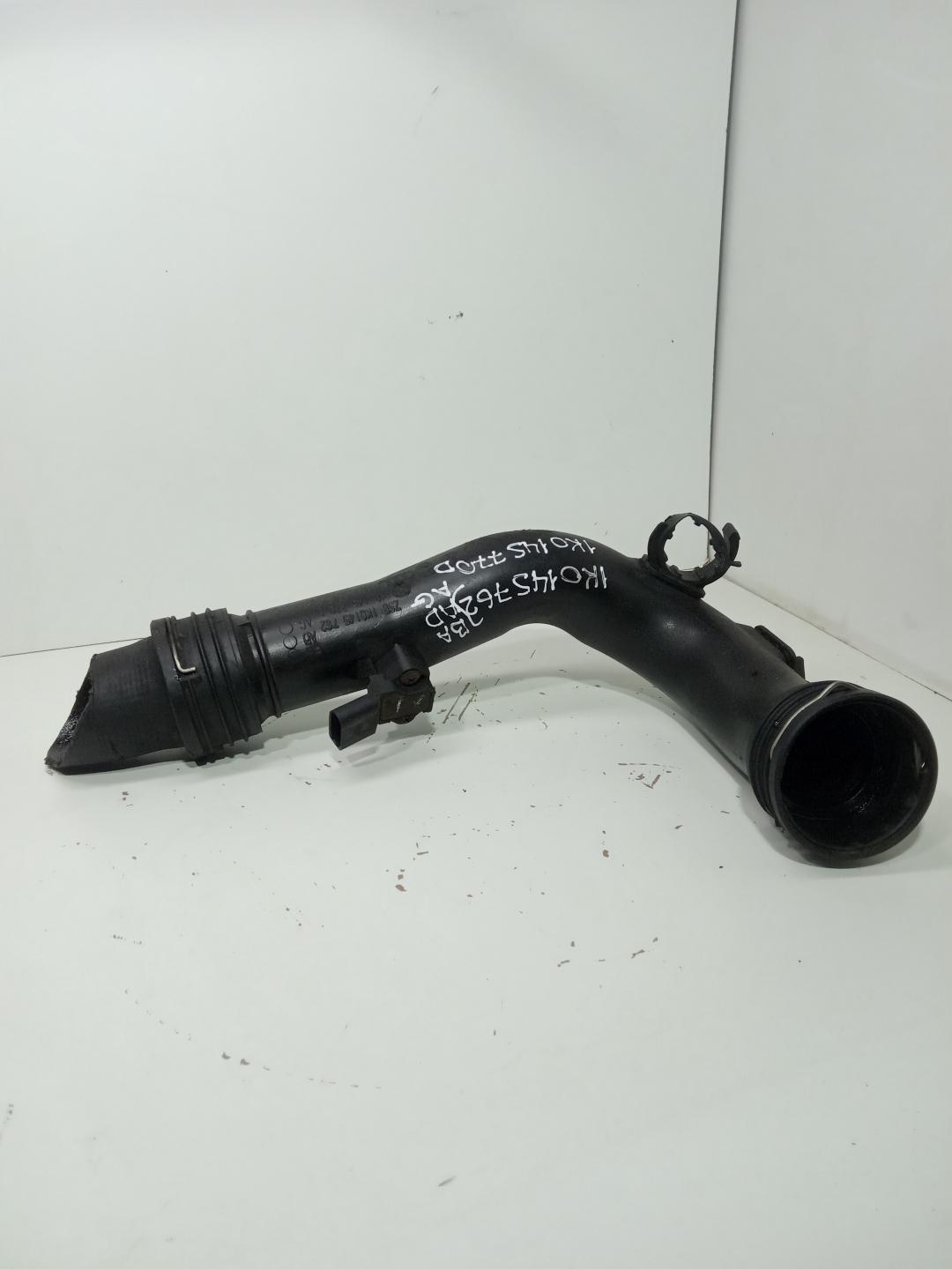 патрубок интеркулера Volkswagen Golf 5 поколение 2008, 2.0 л., дизель, 1K0145762BA, 1K0145762AD, 1K0145762AG, 1K0145770D - фото №1