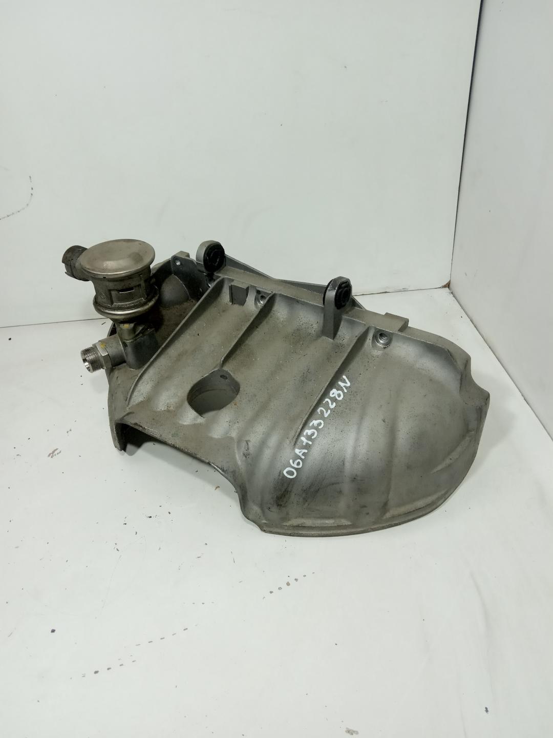 защита (экран) выпускного коллектора Volkswagen Golf 4 поколение 2003, 2.0 л., бензин, 06A133228N, 06A133228S, 06A131351D - фото №1