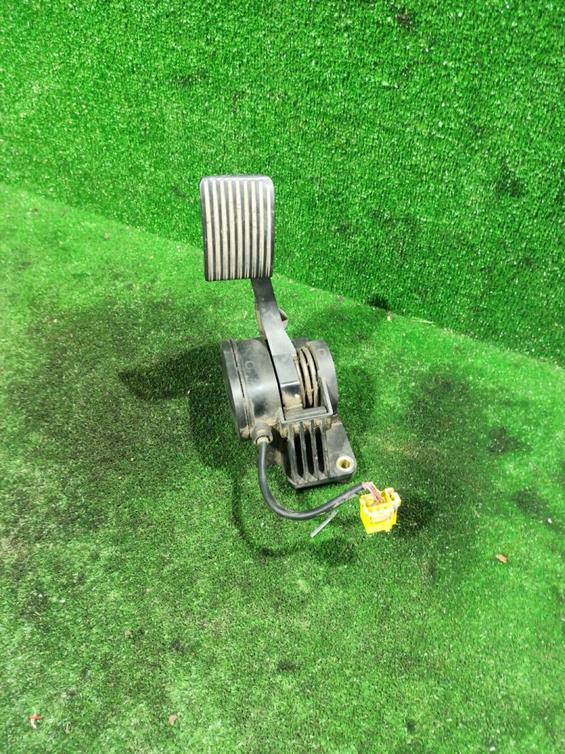 педаль Mercedes-Benz Actros 1 поколение (MP1) 2002, 11.9 л., OM 541.926, дизель, АКПП, грузовик, A9413000104 - фото №1