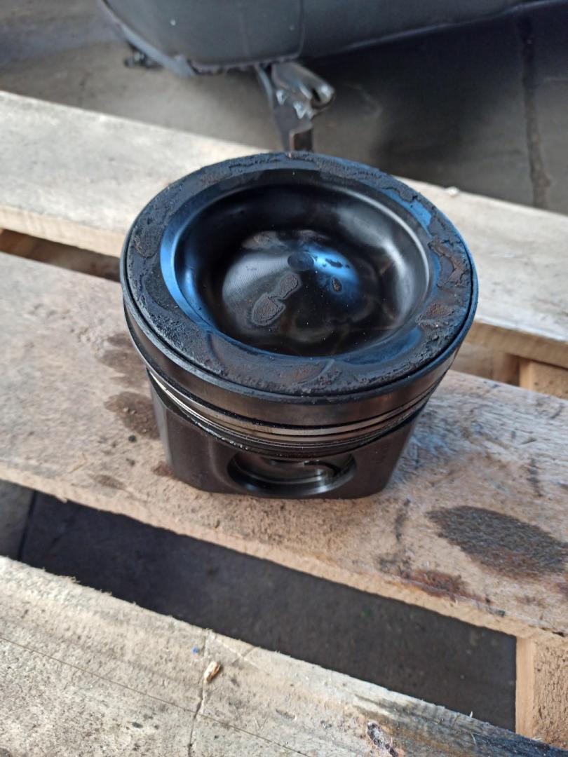 поршень DAF XF 105 1 поколение 2007, 12.9 л., MX 300, дизель, МКПП, синий, 1736766 - фото №1