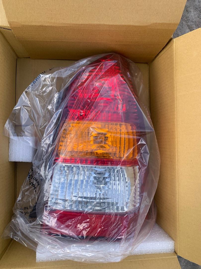 фонарь задний правый Mazda Tribute 1 поколение 2004 - фото №1