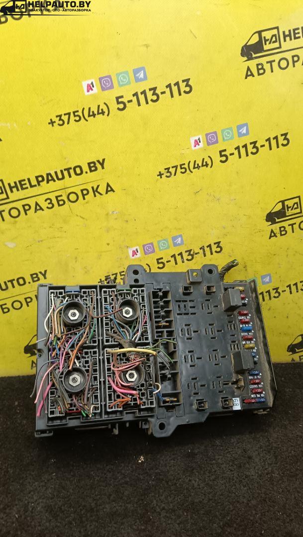 блок предохранителей Chrysler Voyager 3 поколение 1998, 2.4 л., бензин, минивэн - фото №1