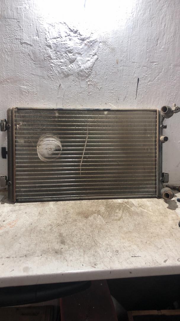 радиатор (основной) Volkswagen Bora 1 поколение 2000, 1.8 л., бензин - фото №1