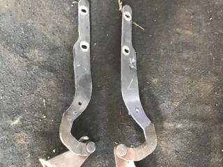 петля капота правая Ford Mondeo 2 поколение (1996 - 2000), 1.8 л., дизель