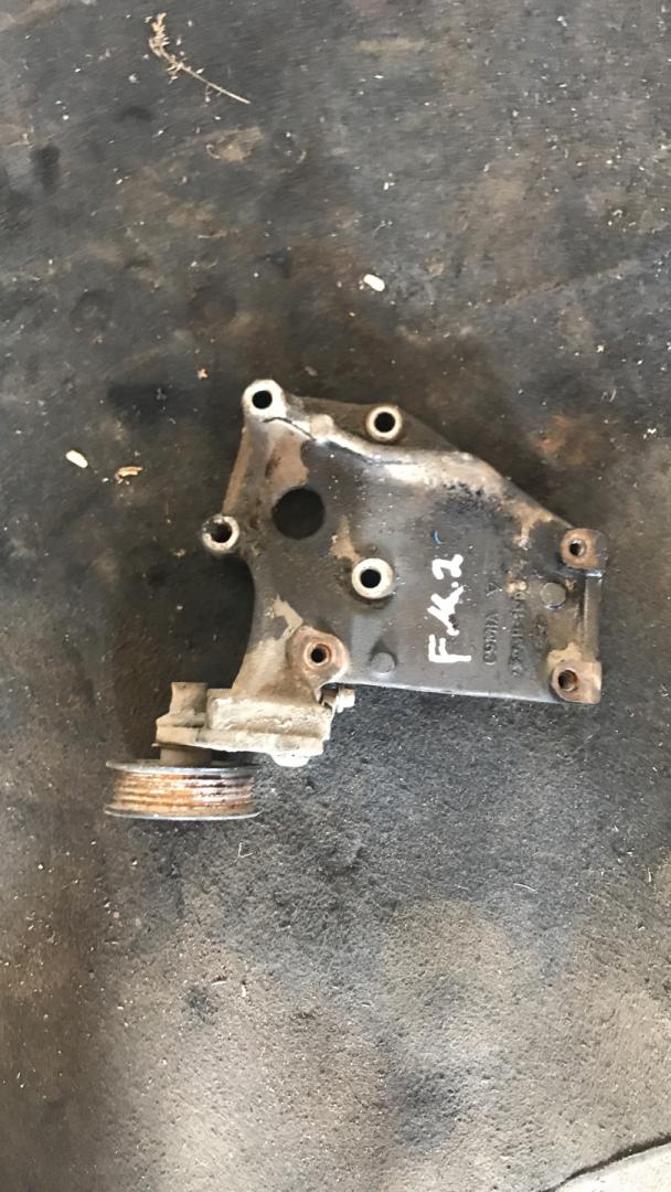 кронштейн (крепление) Ford Mondeo 2 поколение (1996 - 2000), 1.8 л., дизель - фото №1