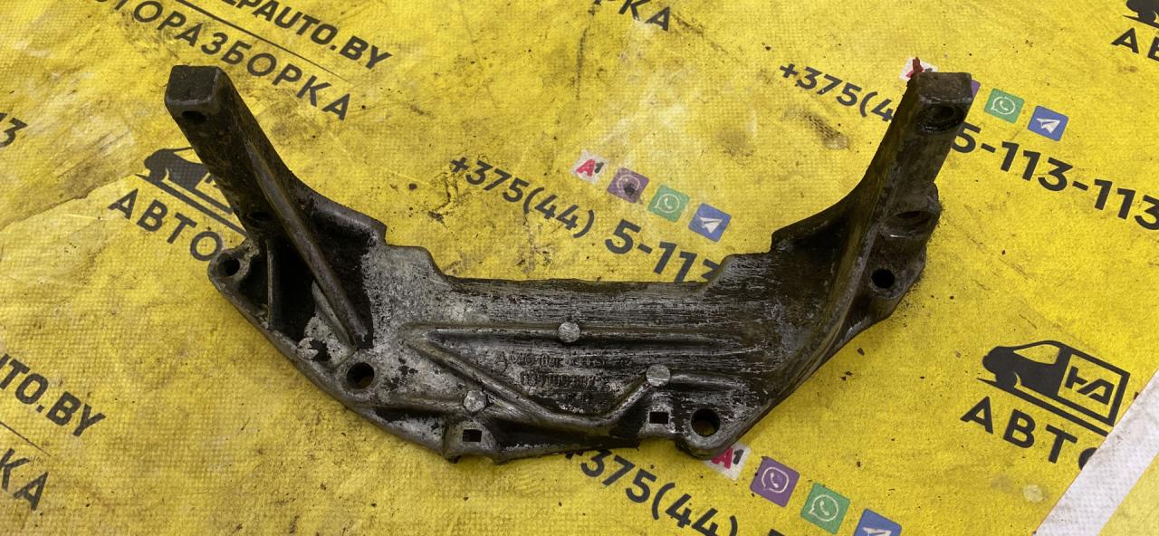 кронштейн (крепление) Audi 100 4A/C4 1992, 2.3 л., i, бензин, МКПП, седан, передний привод, NF - фото №1