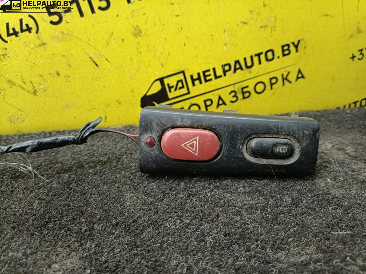 кнопка аварийной сигнализации Renault Laguna 1 поколение 1996, 1.8 л., бензин, МКПП, хетчбэк 5 дв., передний привод, F3P - фото №1