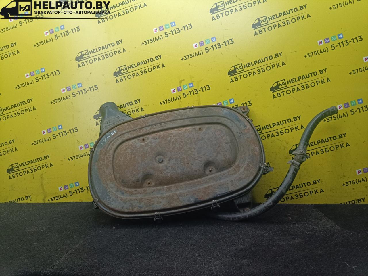корпус воздушного фильтра Mercedes-Benz E-Класс 1 поколение 1989, 2.0 л., i, бензин, МКПП, седан, задний привод - фото №1