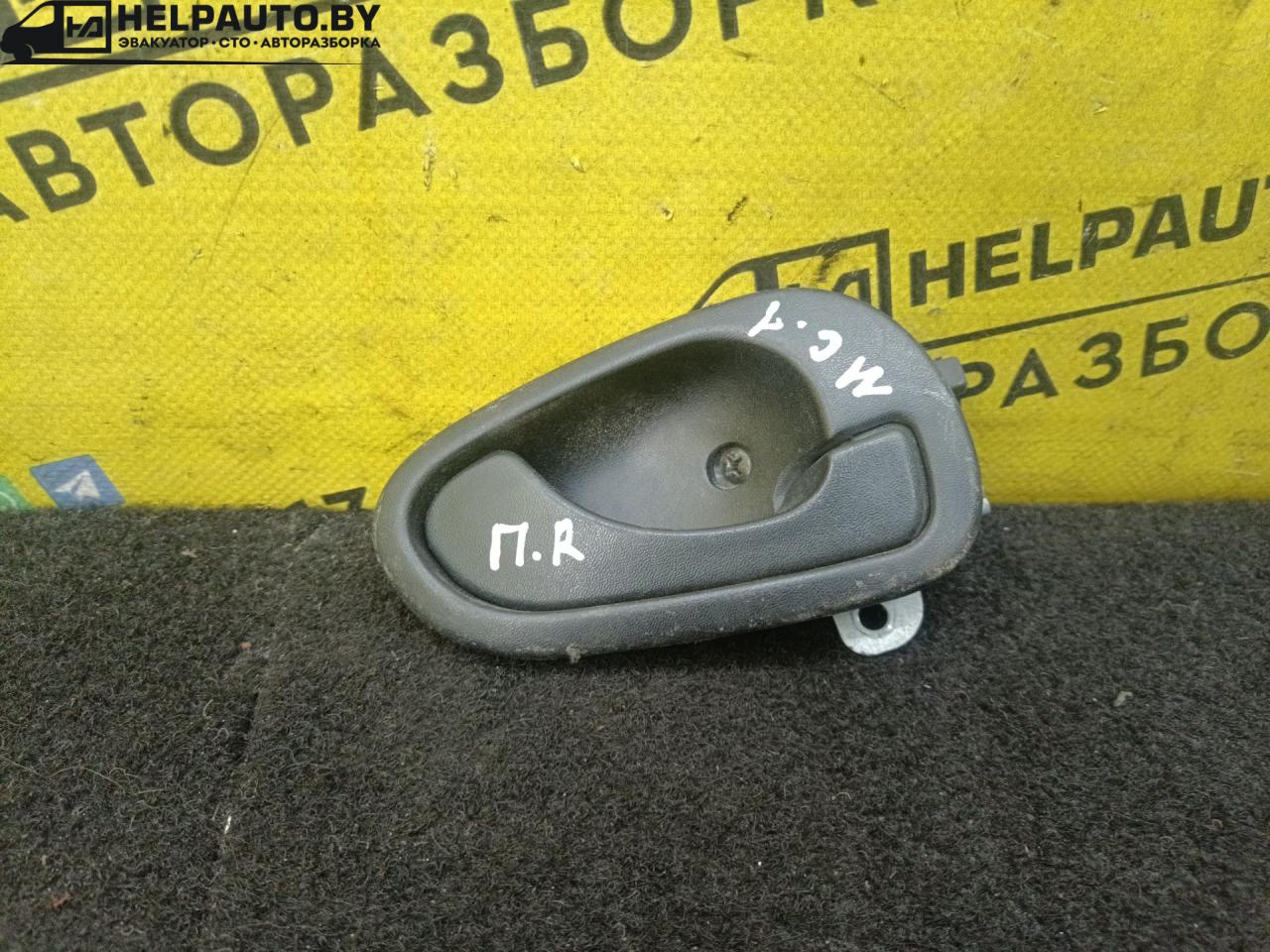 ручка внутренняя передняя правая Mitsubishi Carisma 1 поколение 1997, 1.9 л., F8QT, дизель, МКПП, зеленый, хетчбэк 5 дв. - фото №1