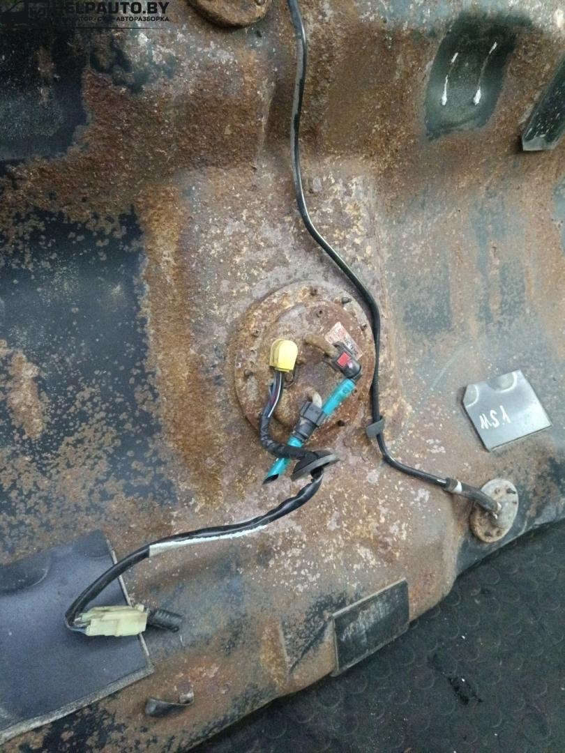 колба в бак Mitsubishi Carisma 1 поколение 1997, 1.9 л., F8QT, дизель, МКПП, зеленый, хетчбэк 5 дв. - фото №1
