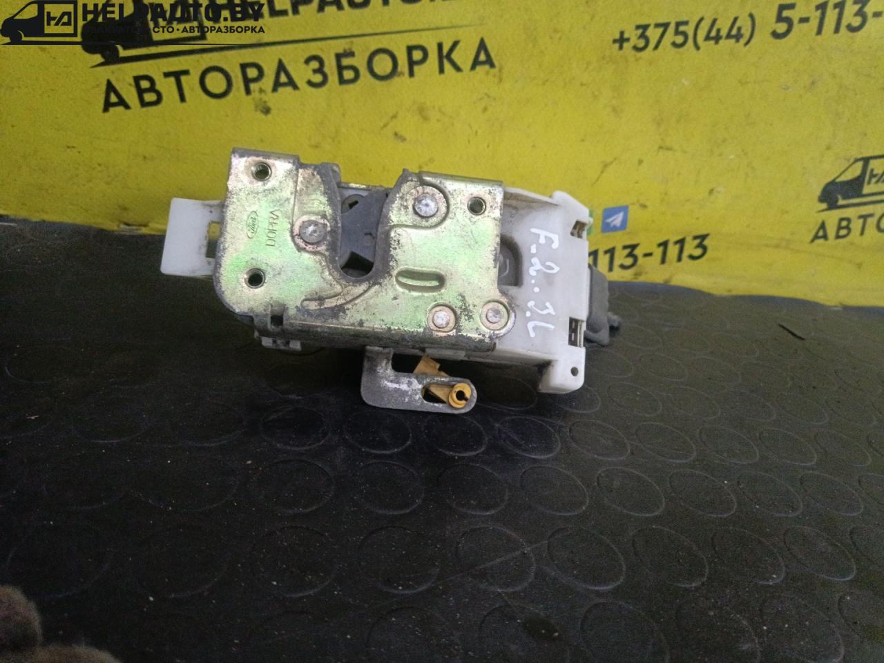 замок двери задней левой Ford Mondeo 2 поколение (1996 - 2000), 1.8 л., бензин, серебро, седан - фото №1