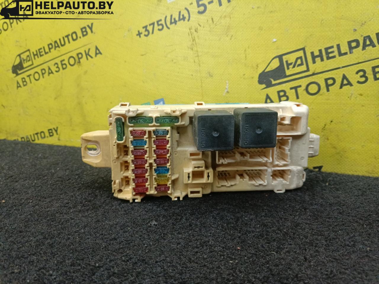 блок предохранителей Mitsubishi Galant 8 поколение 1998, 2.0 л., бензин, АКПП, зеленый, универсал - фото №1