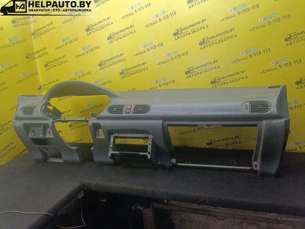 панель передняя салона (торпедо) Mazda 121 2 поколение 1995, 1.3 л., бензин, МКПП, синий, седан - фото №1