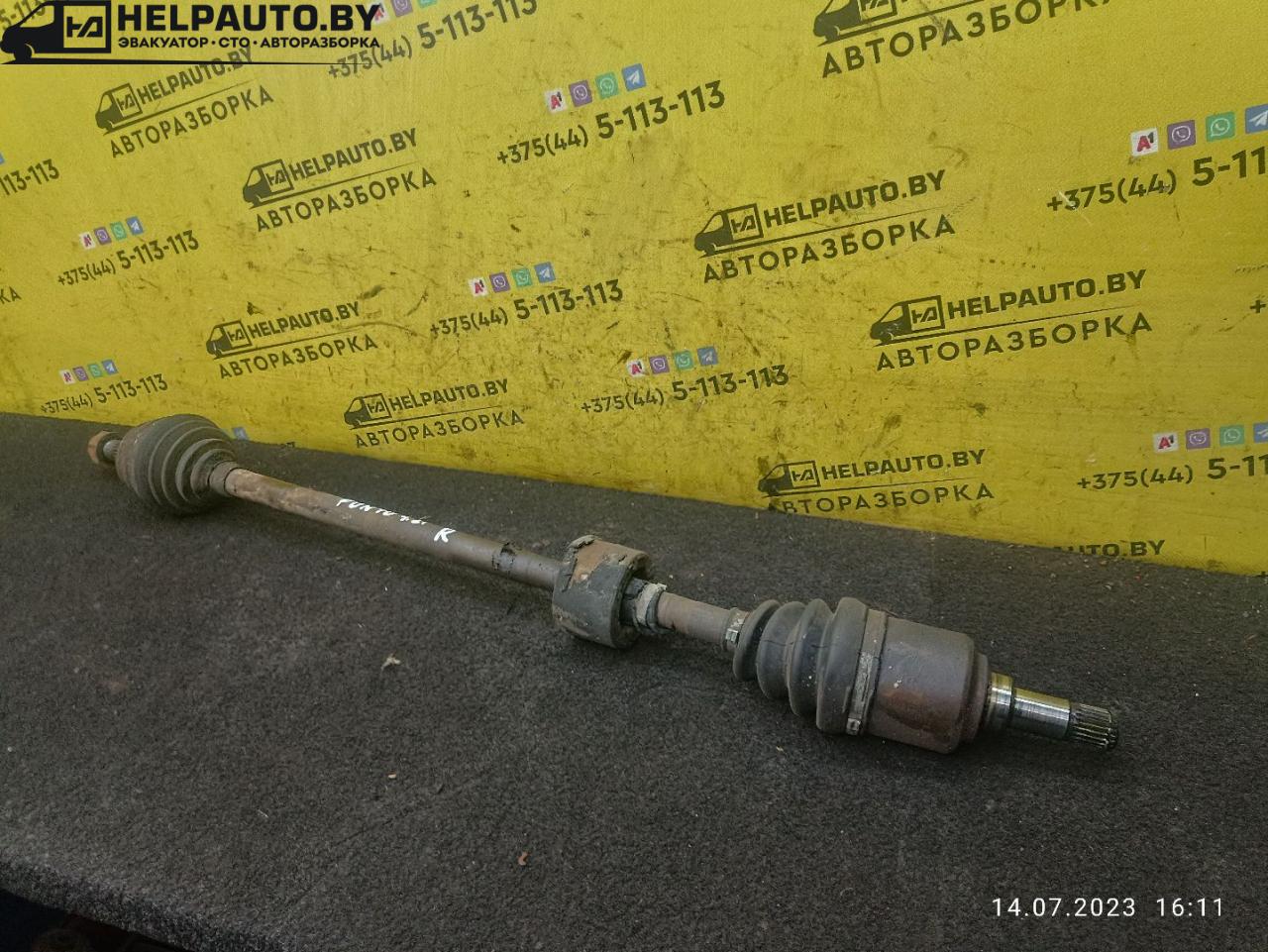 полуось передняя правая (приводной вал, ШРУС) Fiat Punto 1 поколение 1997, 1.2 л., бензин, МКПП, белый, хетчбэк 5 дв. - фото №1