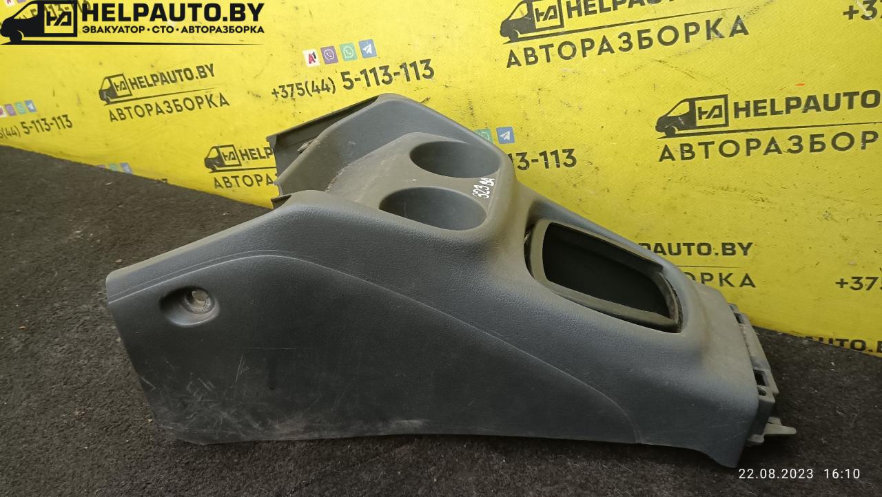 консоль салона Mazda 323 6 поколение 1998, 2.0 л., дизель, МКПП, синий, хетчбэк 3 дв. - фото №1