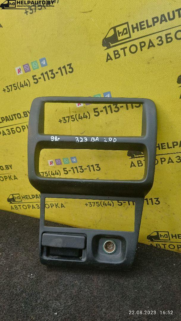 консоль салона Mazda 323 6 поколение 1998, 2.0 л., дизель, МКПП, синий, хетчбэк 3 дв. - фото №1