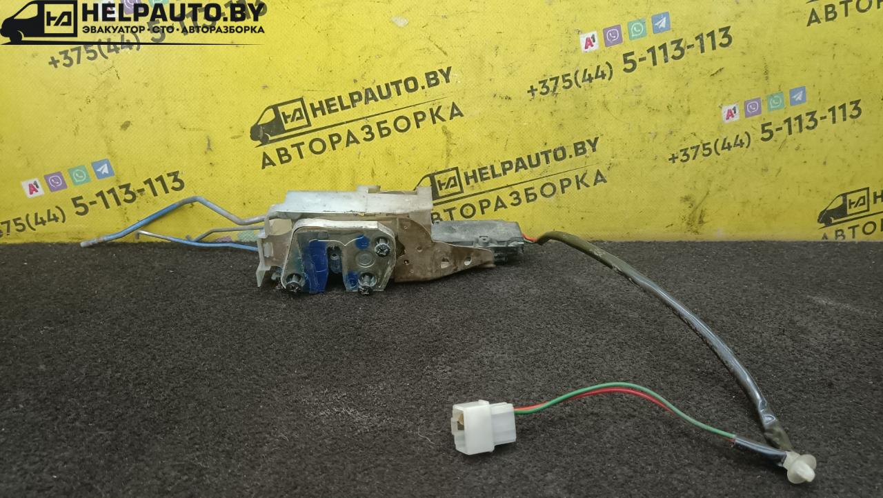 замок двери передней правой Mazda 323 6 поколение 1998, 2.0 л., дизель, МКПП, синий, хетчбэк 3 дв. - фото №1