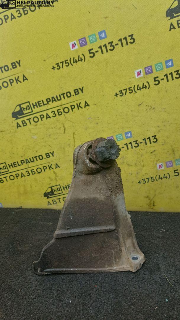 кронштейн двигателя Audi 80 8C/B4 1994, 2.0 л., бензин, МКПП, зеленый, седан, передний привод - фото №1
