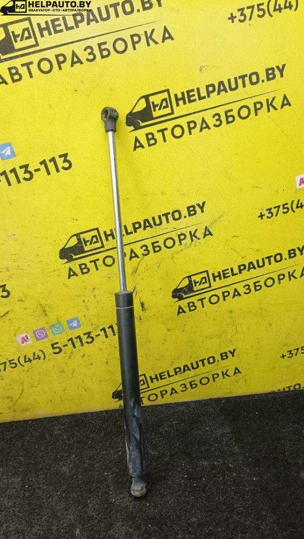 амортизатор крышки багажника (3-5 двери) Renault Clio 2 поколение 1998, 1.2 л., бензин, золотистый, хетчбэк 3 дв., передний привод - фото №1