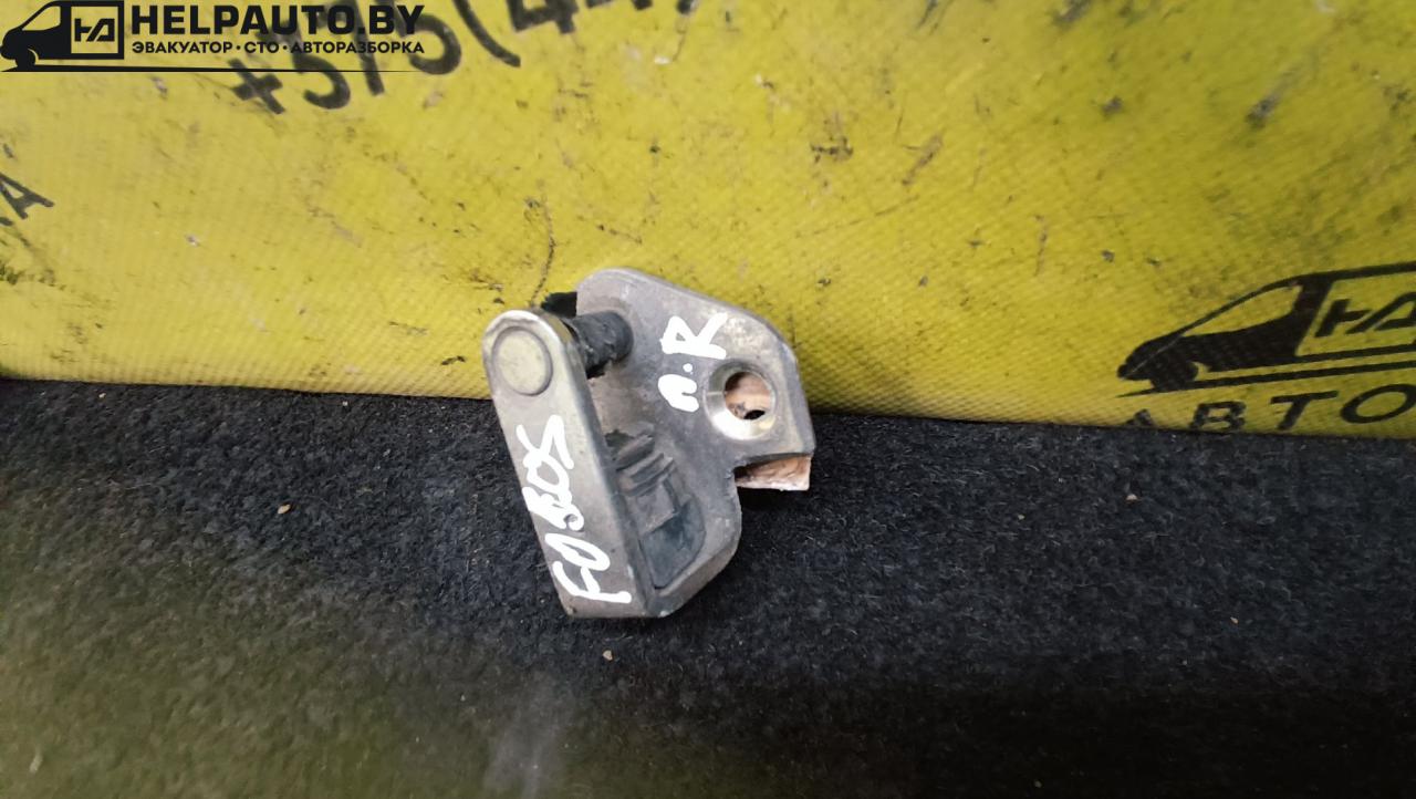 ответная часть (скоба) замка двери Ford Focus 1 поколение 2001, 1.8 л., дизель, МКПП, синий, универсал, передний привод - фото №1