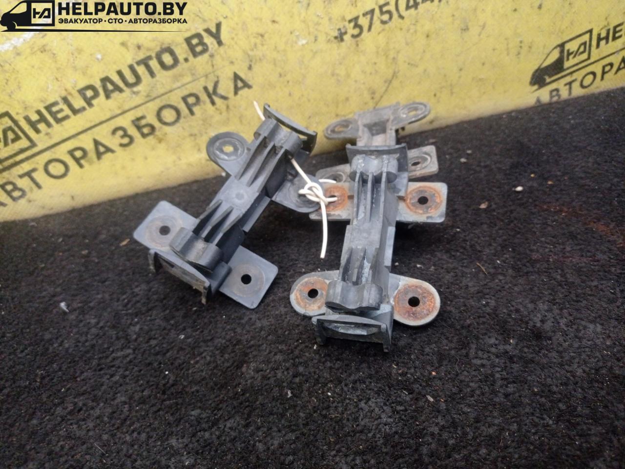 Крепление бампера переднего Audi 100 С3 1985, 1.8 л., бензин, 5МКПП, серый, седан, передний привод - фото №1