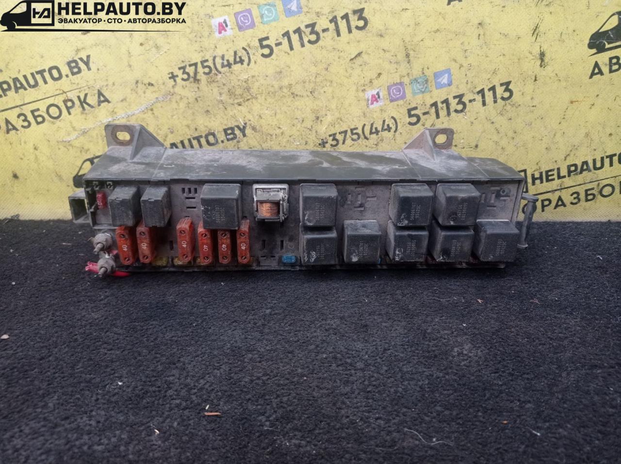 блок предохранителей Chrysler Voyager 3 поколение 1997, 2.4 л., EDZ, бензин, АКПП, зеленый, минивэн, передний привод - фото №1