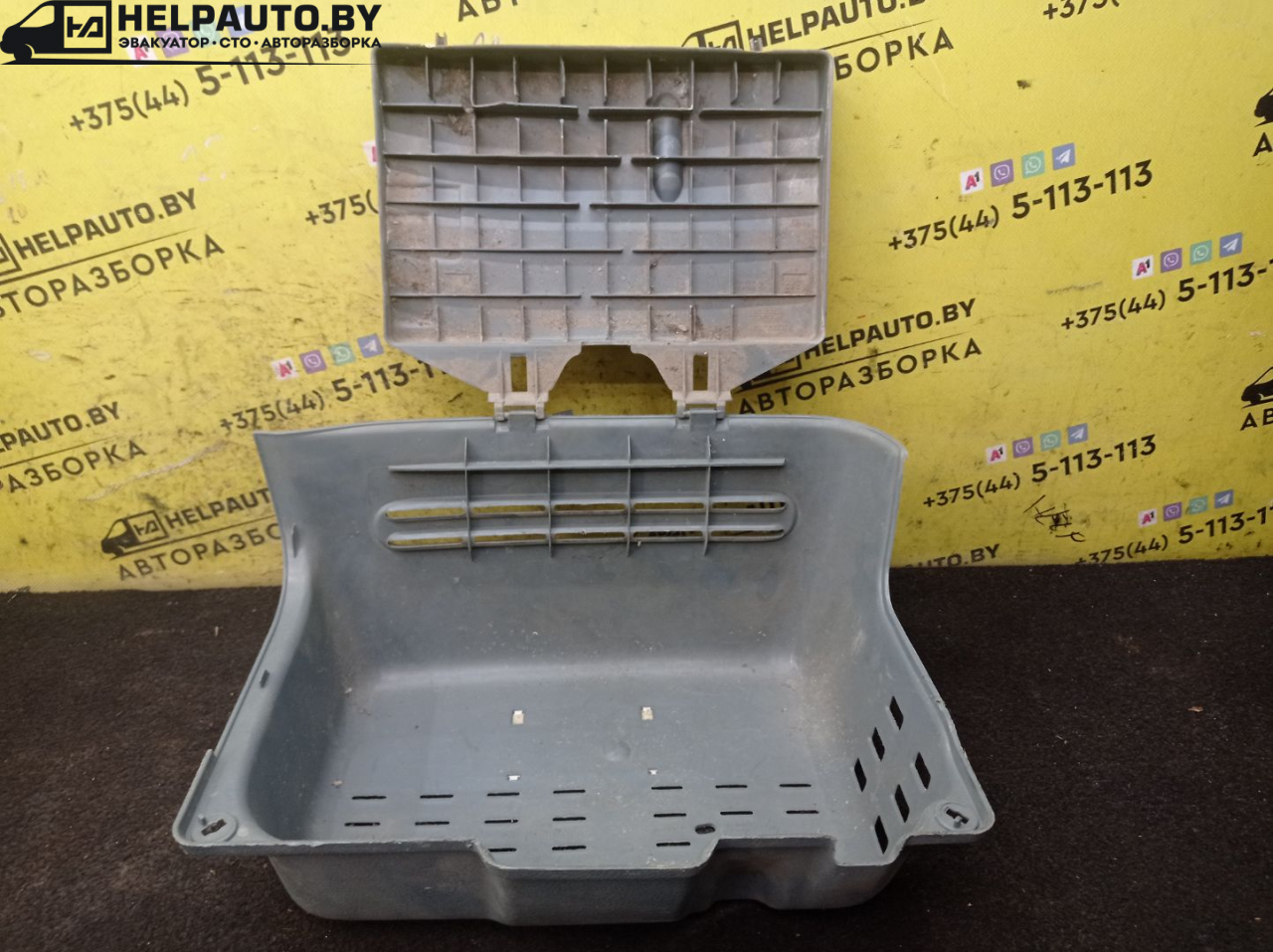 полка аккумулятора Renault Scenic 1 поколение 1997, 1.6 л., K7M 702, бензин, МКПП, синий, минивэн, передний привод - фото №1