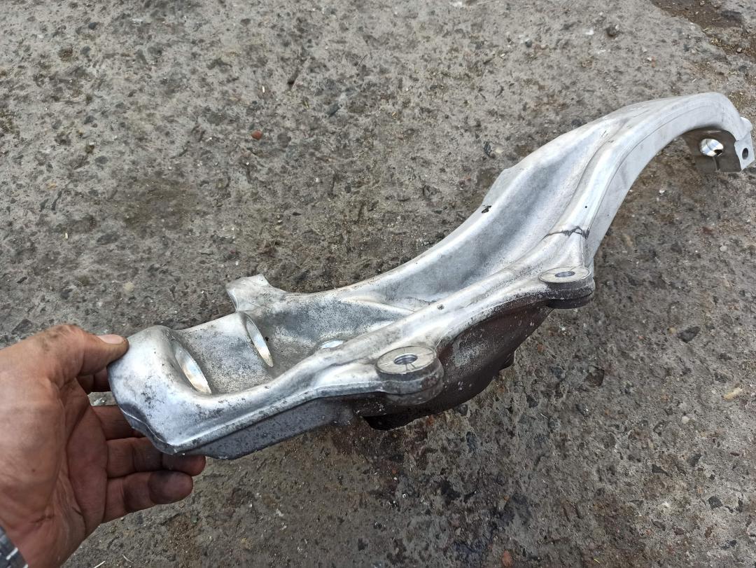 кулак поворотный правый BMW 7 серия F01/F02 2011, 3.0 л., N54 B30 A, бензин, седан - фото №1