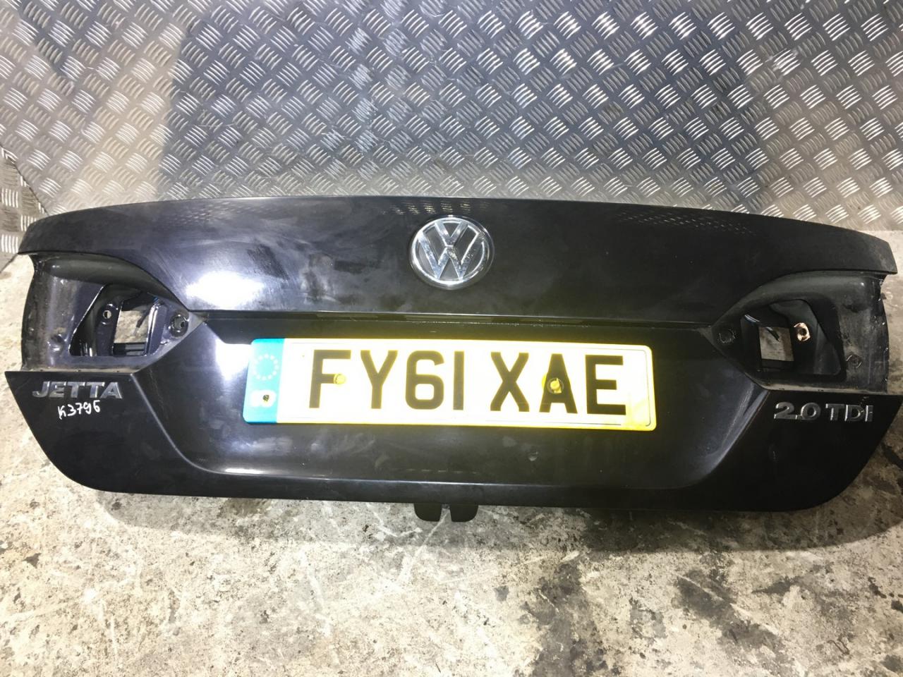 кнопка открытия багажника Volkswagen Jetta 6 поколение 2011, 2.0 л., CFFB, дизель, 6МКПП, чёрный, седан, передний привод, правый руль, 5N0827566T - фото №1